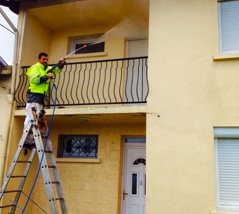 Artisan nettoyage façade sur échelle Ariège — Jason Rozel