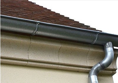Gouttière zinc posée — zinguerie Ariège