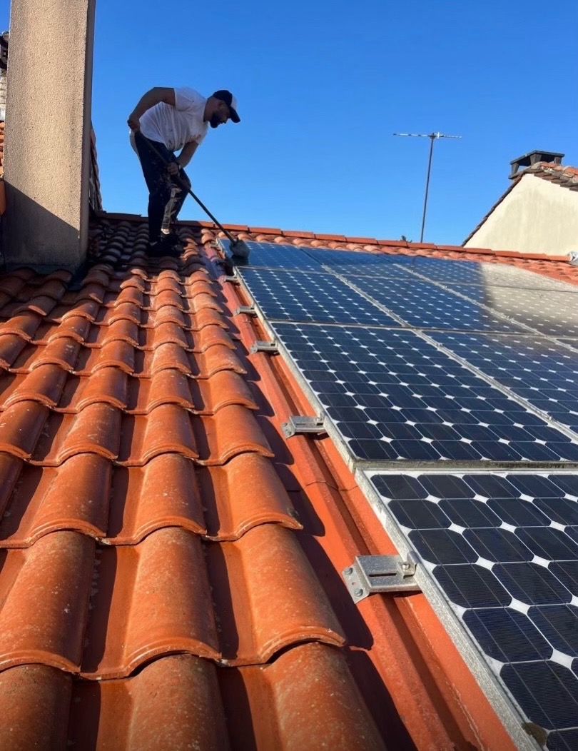 Nettoyage panneaux solaires sur toiture — Ariège