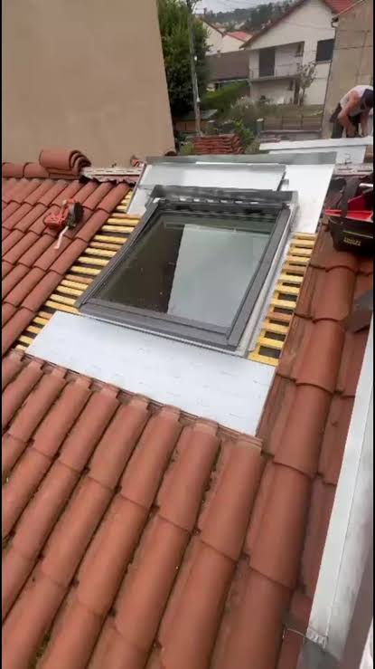 Pose Velux en cours chantier encadrement zinc tuiles — Ariège