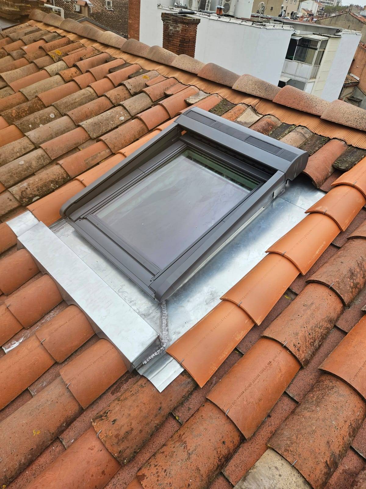 Velux posé sur vieilles tuiles romanes rénovées — Ariège